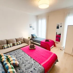 By Plaza Universidad Hostal Barcelona